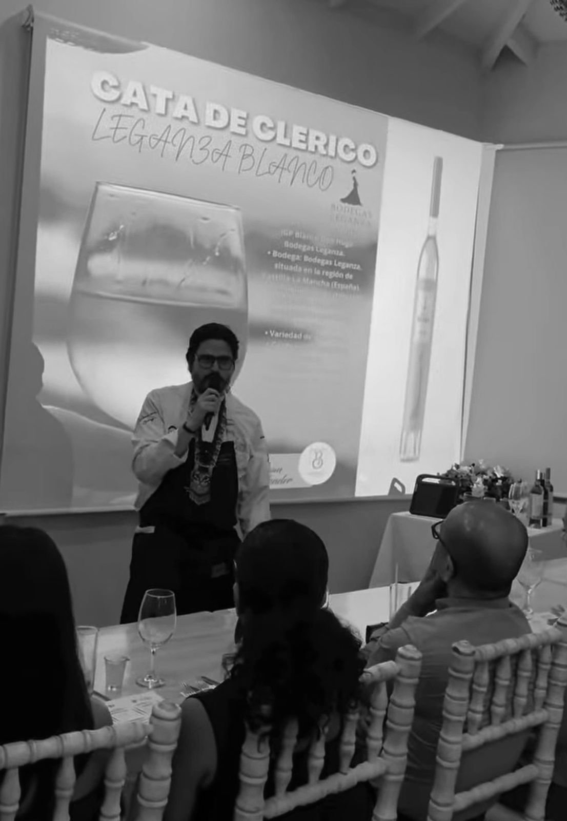 Tian dirigiendo una cata guiada de vino ante un grupo