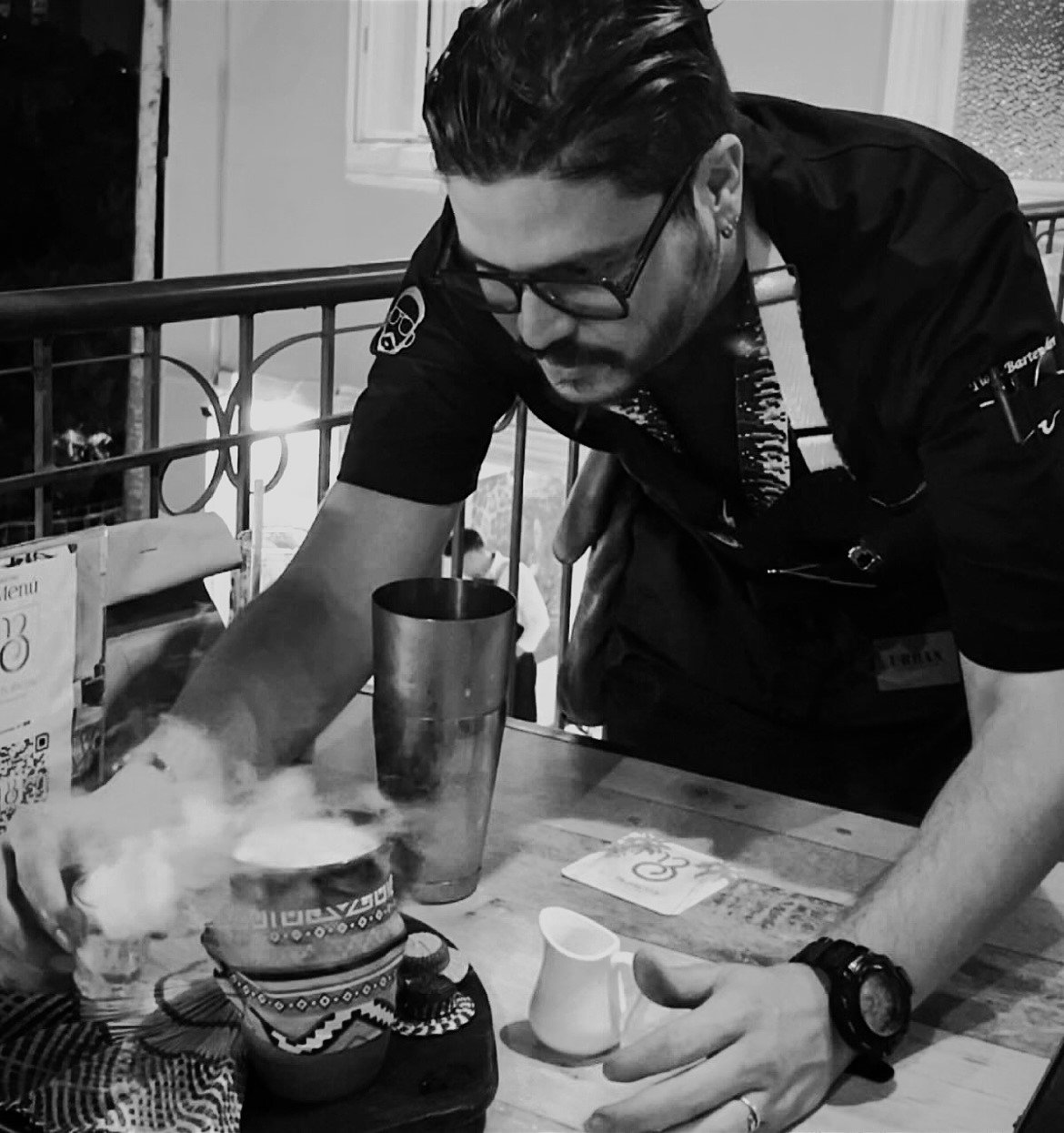 Tian preparando coctelería de autor con técnica de humo en un evento